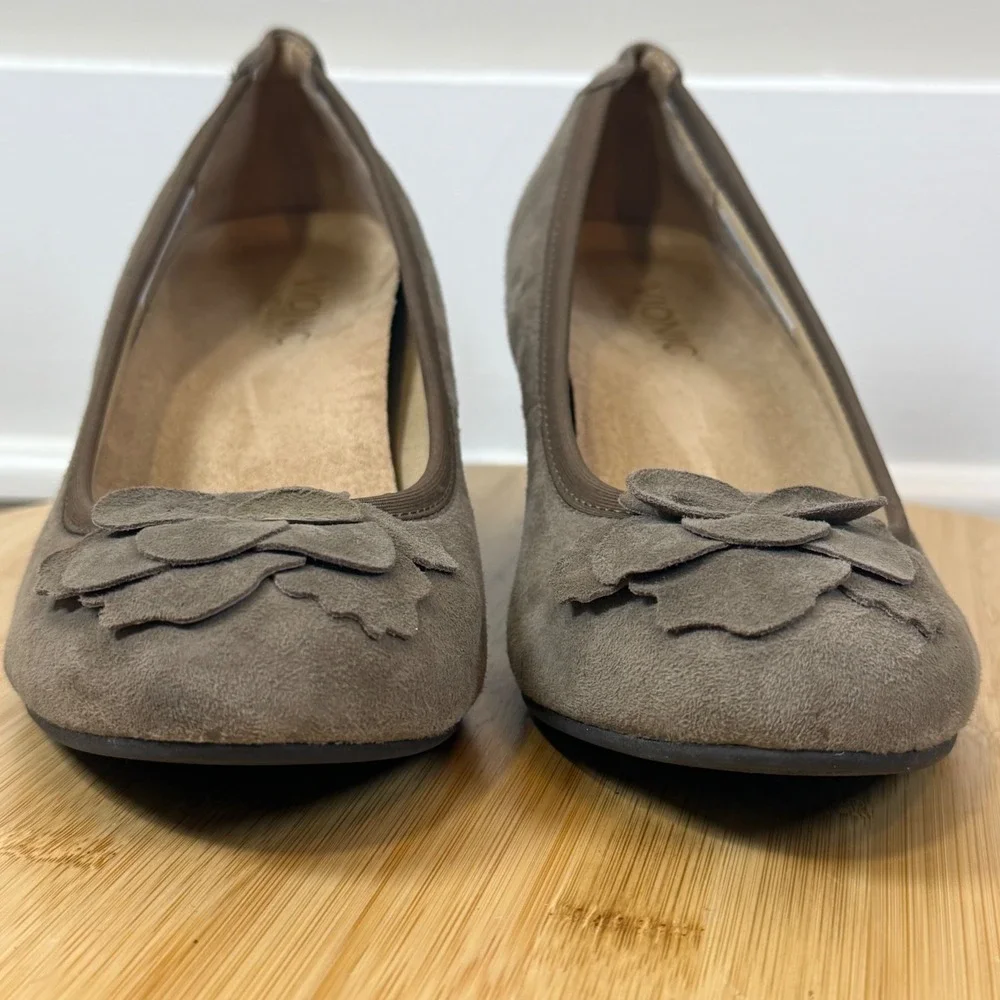 Vionic Hayes Wedge Pump Womens 8 Taupe Suede Floral Orthaheel Arch Support